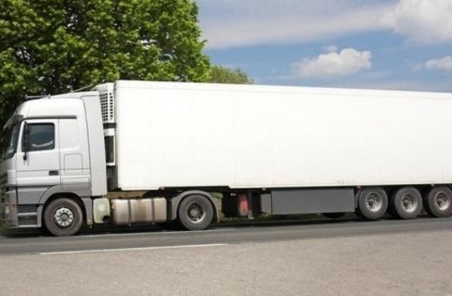 Задържаха млад мъж отмъкнал 6 палета с ядки и шоколад