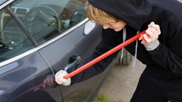 Maлолетен е откраднал пари от две коли в монтанското село