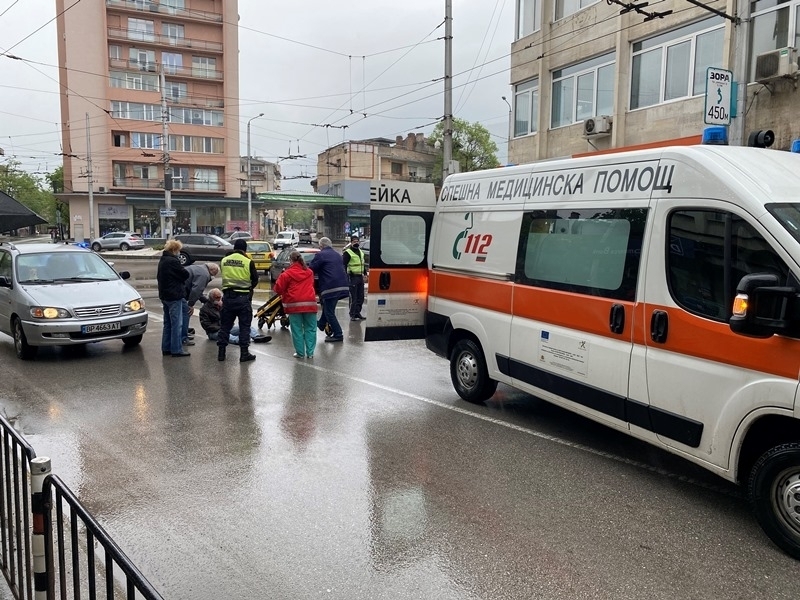 Шофьор блъсна пешеходка във Враца и избяга, научи BulNews.
Пътният инцидент