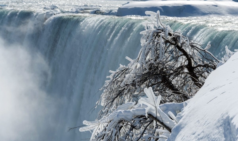 Ниагарският водопад замръзна почти изцяло след страховитата снежна буря, която