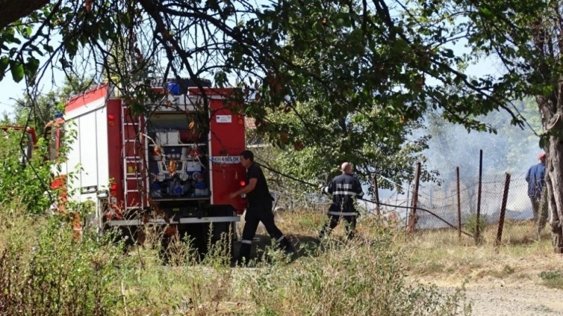 Пожар в сухи треви и храсти гасиха огнеборците във Видинско