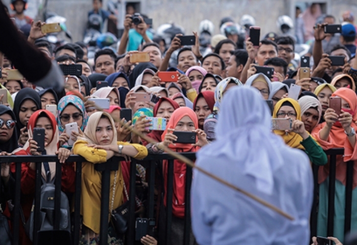 В индонезийската провинция Ачех жени обвинени в проституция бяха набити