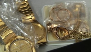 Апаш сви накити часовници и пари от частен дом във