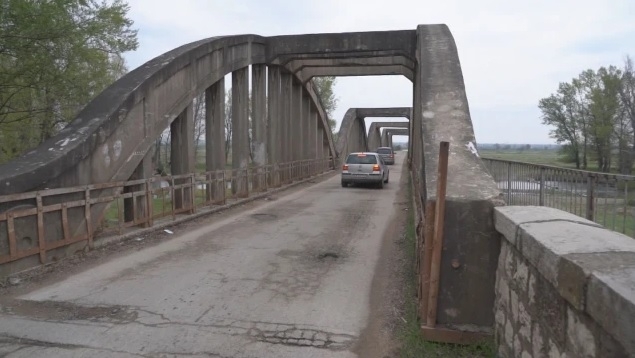 Група хора протестират в Монтанското село Крива бара срещу лошото