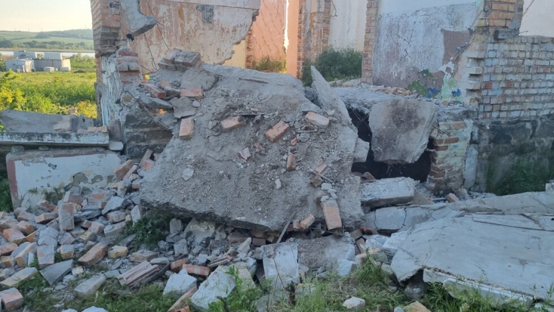 Стена в изоставена сграда се срути и затрупа 10 годишно дете