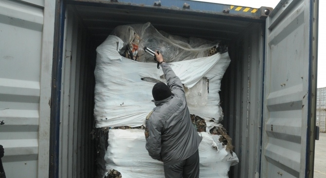 Служители на реда са хванали полски ТИР с отпадъци на