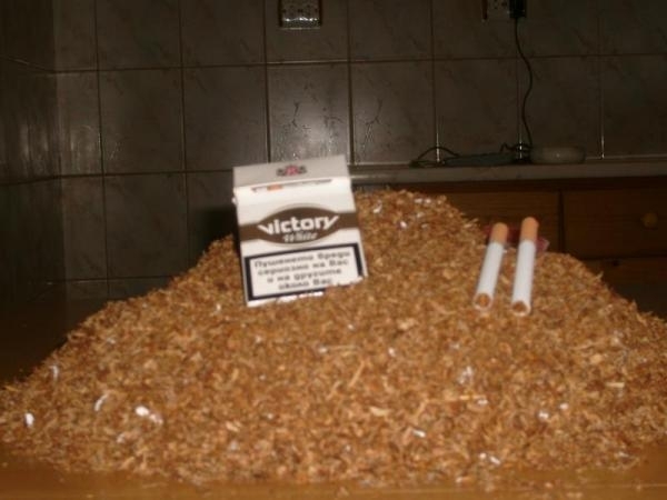 Полицията е иззела незаконни цигари и тютюн от кола и