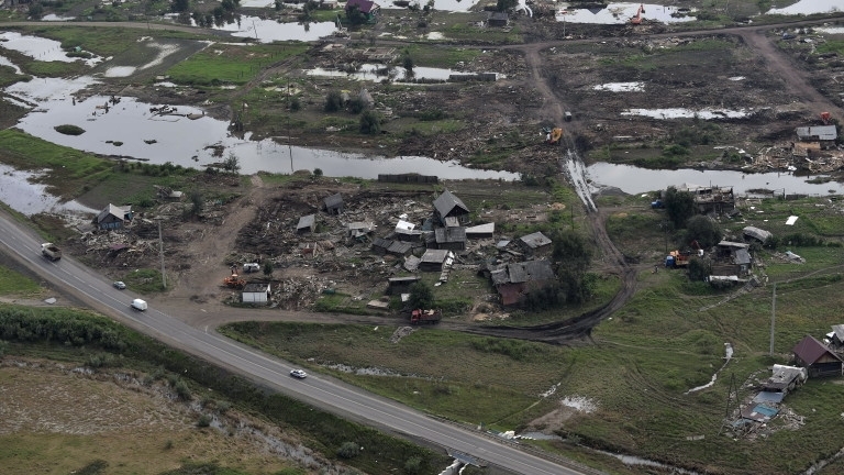 Сътрудници на руската гвардия заедно с представители на Министерството на