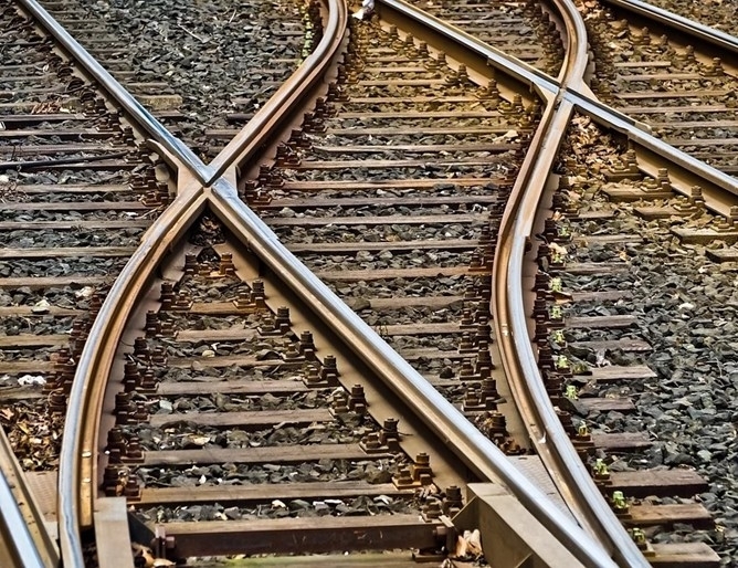 Товарен влак е дерайлирал в района на гара Илиянци в