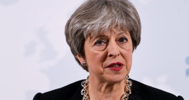 Долната камара на британския парламент одобри законопроект който задължава премиерката