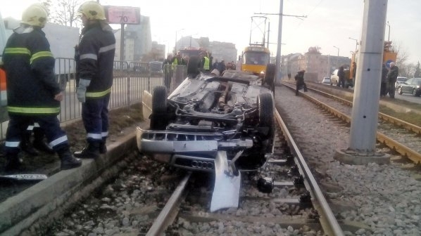 Шофьор на Ауди се обърнал на трамвайни релси в столицата