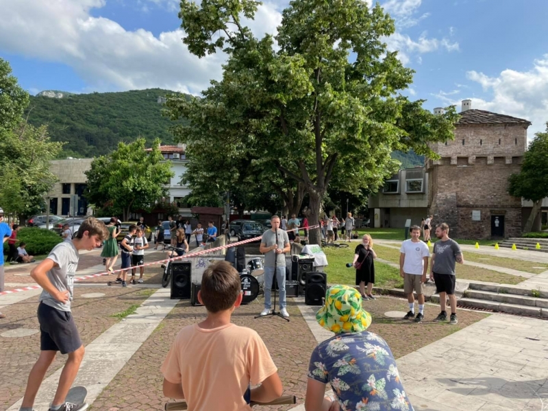 Десетки скейтъри от града участваха в събитието Go Skateboarding Day