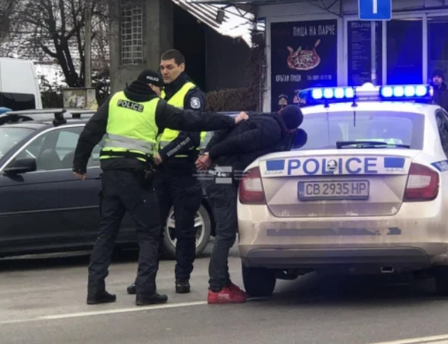 Екшън в София! Полицаи преследваха неадекватен мъж с БМВ, арестуваха го зрелищно /снимки/