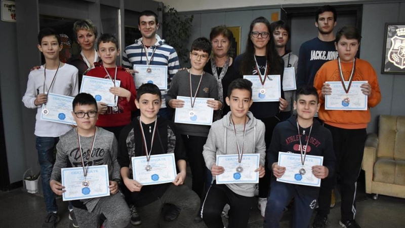Един златен 6 сребърни и 4 бронзови медала спечелиха учениците