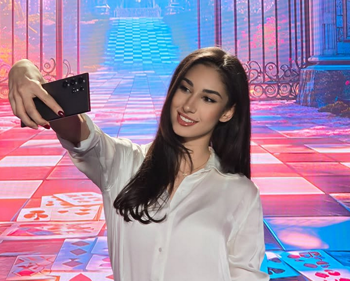 Гимнастичката Ева Брезалиева бе неотразима на партито за 20 ия си