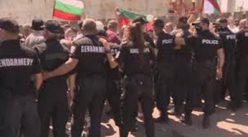 Напрежение в парк Росенец Там от сутринта има две групи