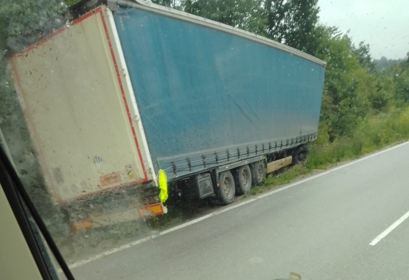 ТИР е самокатастрофирал на международния път Е 79 между Монтана и