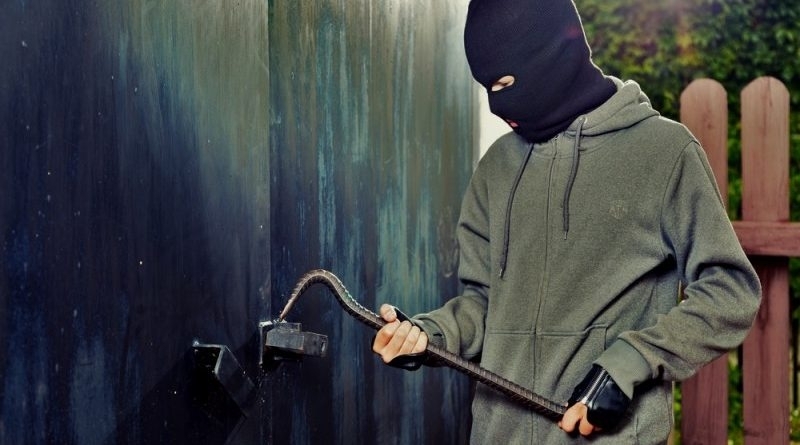 Униформени хванаха апаши обрали склад на фирма в Мездра съобщиха