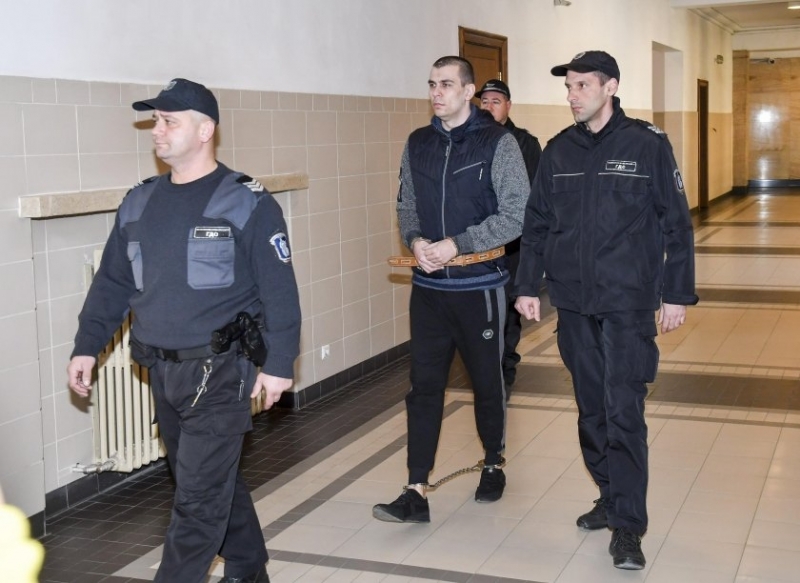 Родителите на Дарина превърнаха гроба на единствената си внучка в