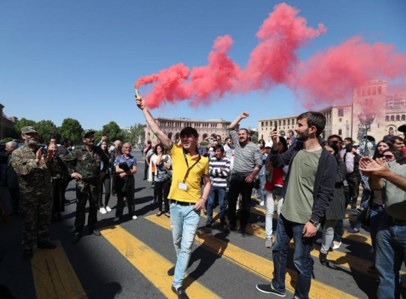 Арменската столица Ереван е парализирана от десетки хиляди привърженици на арменския опозиционен