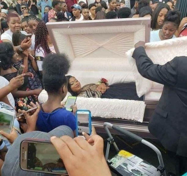 В стремежа си да покаже оригиналност младо момиче в Замбия