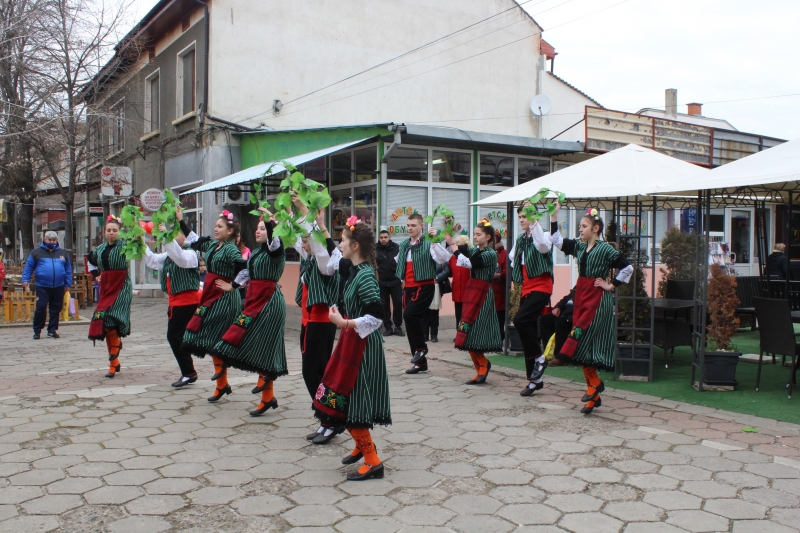 В последните години за белослатинци се превърна в утвърдена традиция