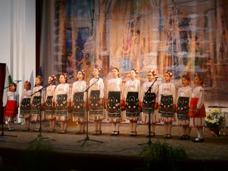 Връчиха почетни знаци на отличените на празника "Вяра, Надежда, Любов ...