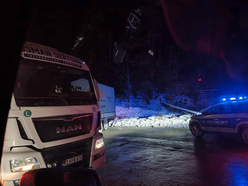 ТИР се завъртя и блокира пътя през прохода Петрохан за