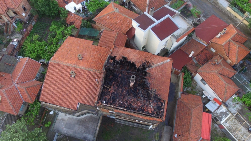 Мълния е ударила триетажна къща на улица Кeстенарска в Берковица