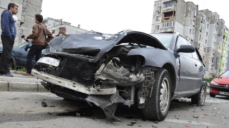 Почерпен и без книжка софиянец удари паркирана кола във Враца