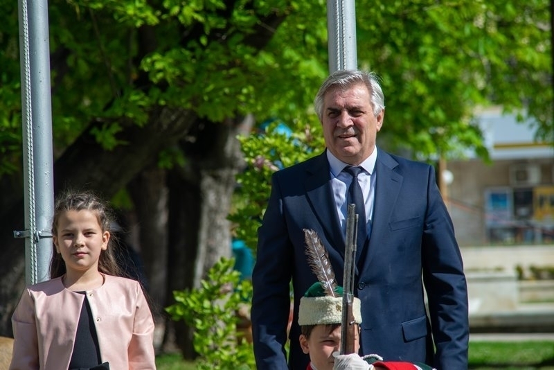 Иван Аспарухов получи куп поздравителни адреси за Деня на Мездра /снимки/