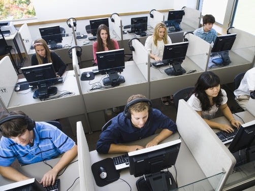 Схема с два колцентъра в България чрез интернет телефония е