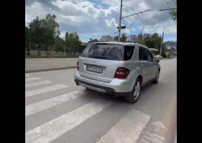 Мъж едва не бе прегазен на пешеходна пътека във Враца