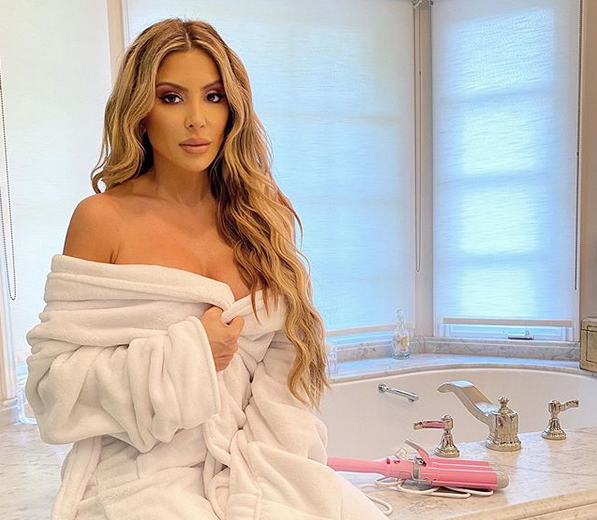 Ларса Пипън е изключително активна в социалните мрежи и не