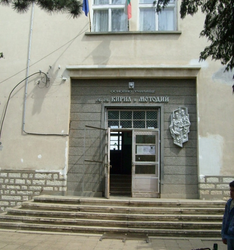 Прокуратурата проверява случаи с ученици в основното училище в романското