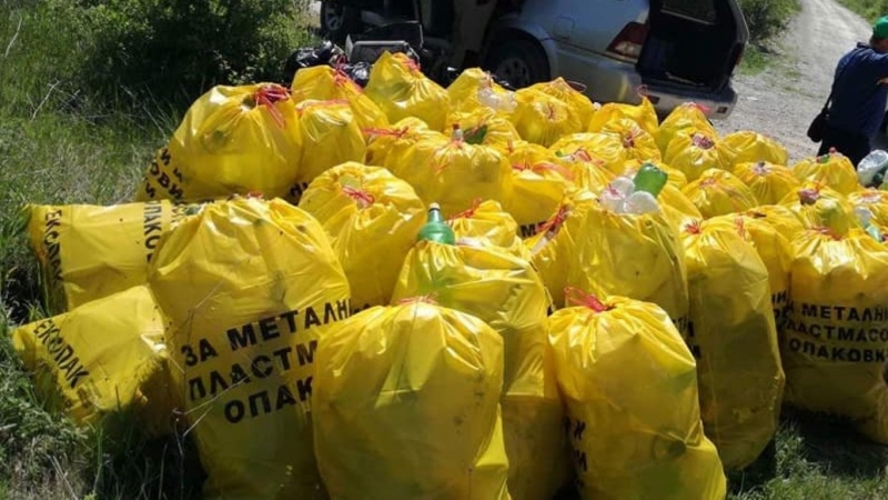 Почистени са около седемстотин метра от бреговата ивица на язовир Огоста край село