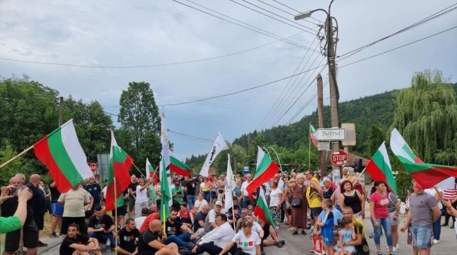 За пети път: В берковското село Бързия протестираха срещу преминаването на ТИР-ове през "Петрохан"