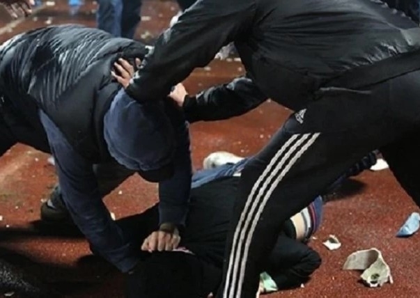 Двама са спукали от бой мъж във Врачанско съобщиха от