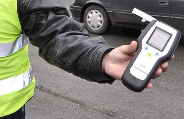 Служители на реда са хванали пиян мъж да управлява мотор