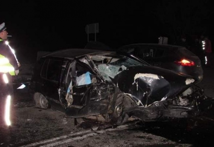 Четирима възрастни и едно дете са пострадали в тежка верижна