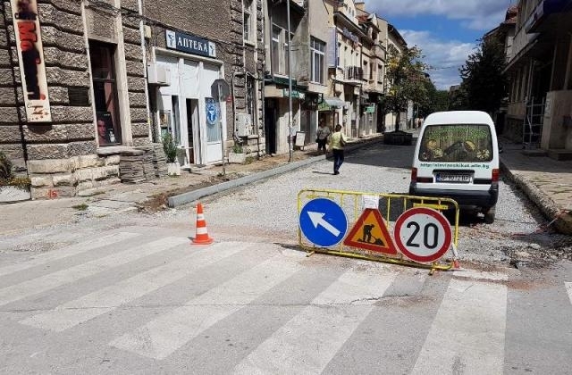 Във връзка с извършване на реконструкция на уличен водопровод и