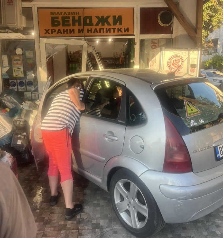 Лек автомобил Ситроен се вряза в магазин във Враца който