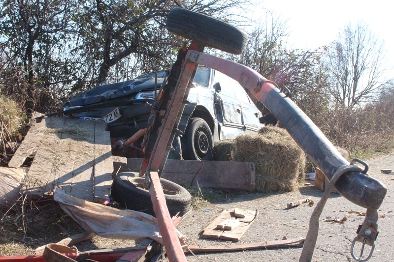 Катастрофа между лек автомобил и каруца прати жена в болница
