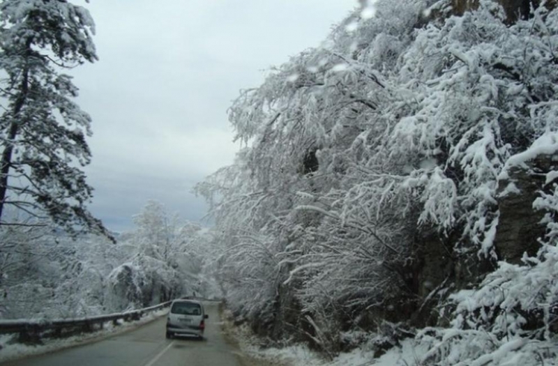 От тази нощ проходът Троян Кърнаре е напълно затворен за превозни средства поради силни снегонавявания и