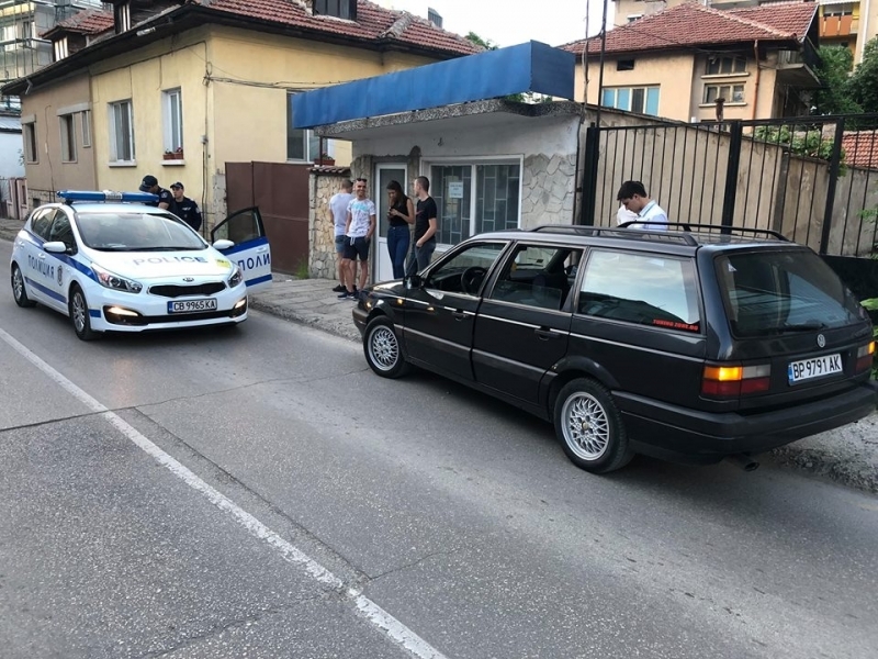 24 абитуриента които са пътували върху вратите на автомобила показани