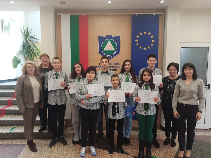 Ученици от Математическата във Враца се върнаха с медали от състезанието "Финансова грамотност" /снимки/
