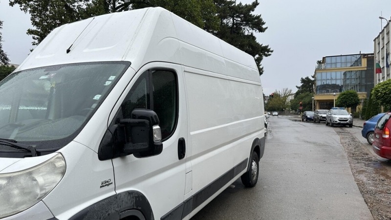 Заловиха бус с нелегални мигранти в Старозагорско В превозното средство