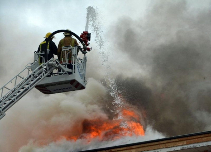 Десет души са ранени след експлозия последвана от пожар в
