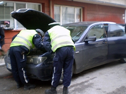 Кола без номера е била засечена пред сградата на КАТ