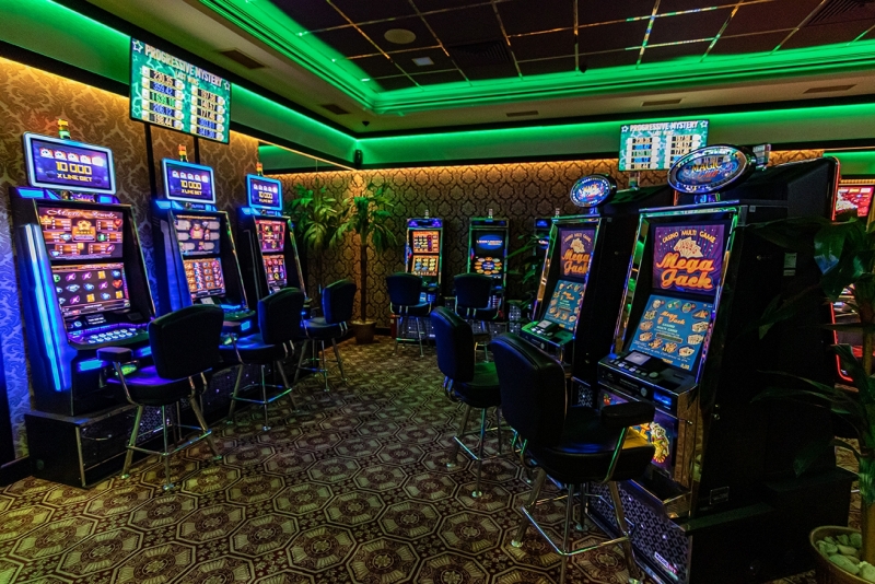 Апаш задигна над 8 бона от игрална зала в Лом